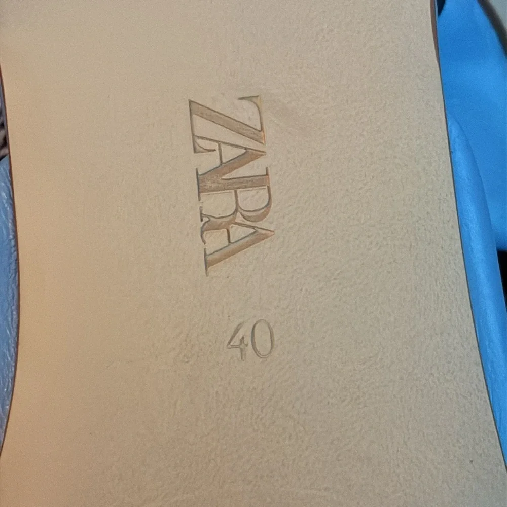 NWT. Zara Blue Padded Flat Leather Sandals Size 9.
